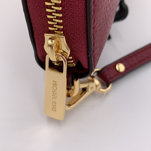 MICHAEL KORS
Leather Continental Wristlet Phone Case Wallet
Oxblood
NWT - Picture 14 of 16